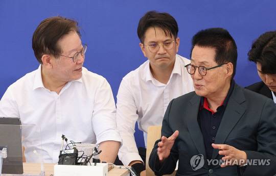 이재명 더불어민주당 대표가 6일 단식 투쟁 중인 국회 본청 앞 천막에서 박지원 전 국가정보원장을 만나고 있다.<연합뉴스>