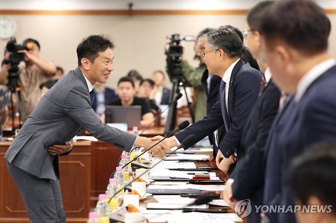 이복현 금융감독원장이 5일 오전 서울 영등포구 금융감독원에서 열린 비대면 금융사고 예방 추진을 위한 협약식에서 국내 은행장들과 악수하고 있다. 사진=연합뉴스