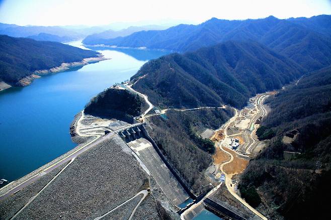 1973년 10월15일 준공돼 올해로 50돌을 맞은 소양강댐 모습. 소양강댐의 만수위 때 수면 면적은 축구장의 9804배에 이른다. 춘천시 제공