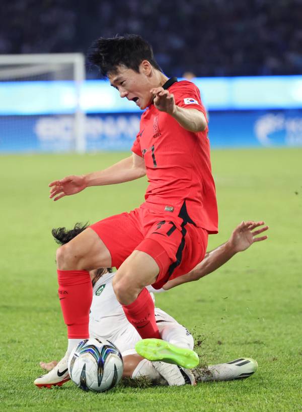<yonhap photo-4770=""> 4일 중국 항저우 황룽 스포츠센터 스타디움에서 열린 2022 항저우 아시안게임 남자축구 4강전 대한민국과 우즈베키스탄의 경기. 엄원상이 거친 태클을 당하고 있다. 연합뉴스</yonhap>