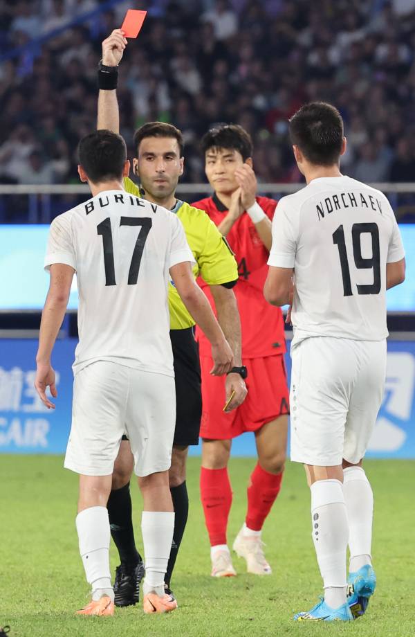 <yonhap photo-4818="">4일 중국 항저우 황룽 스포츠센터 스타디움에서 열린 2022 항저우 아시안게임 남자축구 4강전 대한민국과 우즈베키스탄의 경기. 우즈베키스탄 부리예프가 조영욱에게 거친 태클로 경고를 받은 뒤 경고누적으로 퇴장 당하고 있다. 연합뉴스</yonhap>