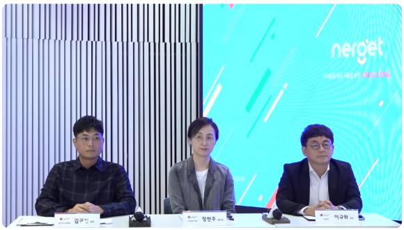 (왼쪽부터) 김귀현 LG유플러스 통신라이프플랫폼 담당, 정현주 LG유플러스 인피니스타 센터장, 이규화 LG유플러스 사업협력담당이 질의응답을 진행하고 있다. [사진=LG유플러스 유튜브 생중계 갈무리]