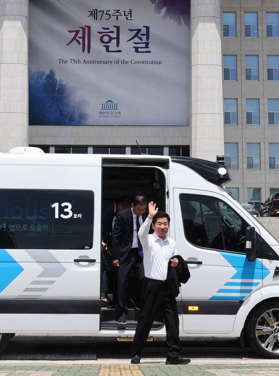 김진표 국회의장이 국회 자율주행 로보셔틀 운행 기념 행사에서 자율주행 로보셔틀 시승을 마치고 차량에서 내리고 있다. 연합뉴스