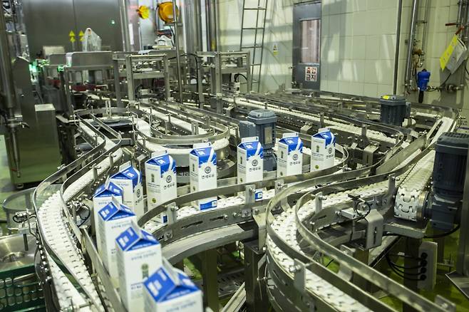 연세유업 아산 공장에서 연세우유가 생산되고 있다. 연세유업 제공