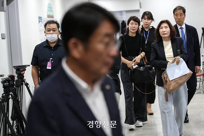 수학여행에 ‘노란 버스’만 이용하도록 한 법제처의 유권해석으로 피해를 입은 체험학습장 운영자들이 지난달 20일 국회 소통관에서 기자회견을 하기 위해 이동하고 있다.  성동훈 기자