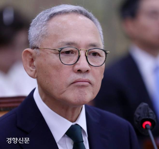 유인촌 문화체육관광부 장관 후보자가 5일 국회에서 열린 인사청문회에서 의원 질의를 듣고 있다. 박민규 선임기자