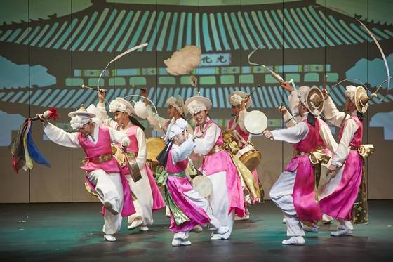 A traditional performance troupe will perform nongak (farmer's performance) at the Outside Plaza of the National Museum of Korea in central Seoul from today to Oct. 3, except on Friday. [NATIONAL MUSEUM OF KOREA]