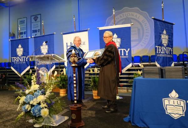 이동원(오른쪽) 목사가 2019년 미국 트리니티복음주의신학교에서 ‘자랑스러운 동문상’을 수상하고 있다.