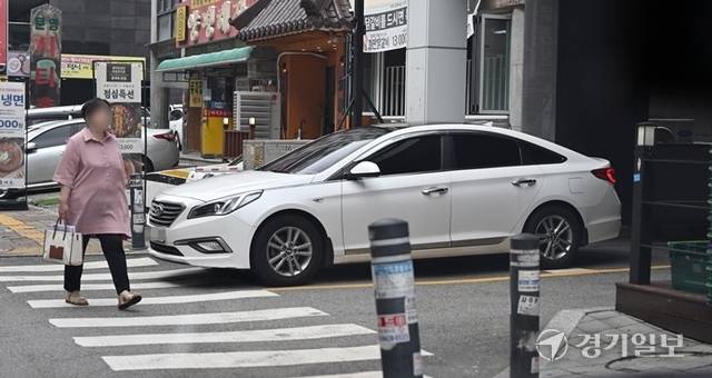 4일 오후 출차경고등이 작동하지 않는 수원특례시 팔달구 인계동 한 건물 주차장 진출입로에서 차량이 보행자 이동 중 출차해 아찔한 상황이 연출되고 있다. 김시범기자