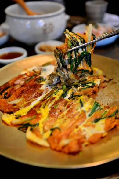 파를 듬뿍 넣어 부치는 동래파전. 동래할매파전.