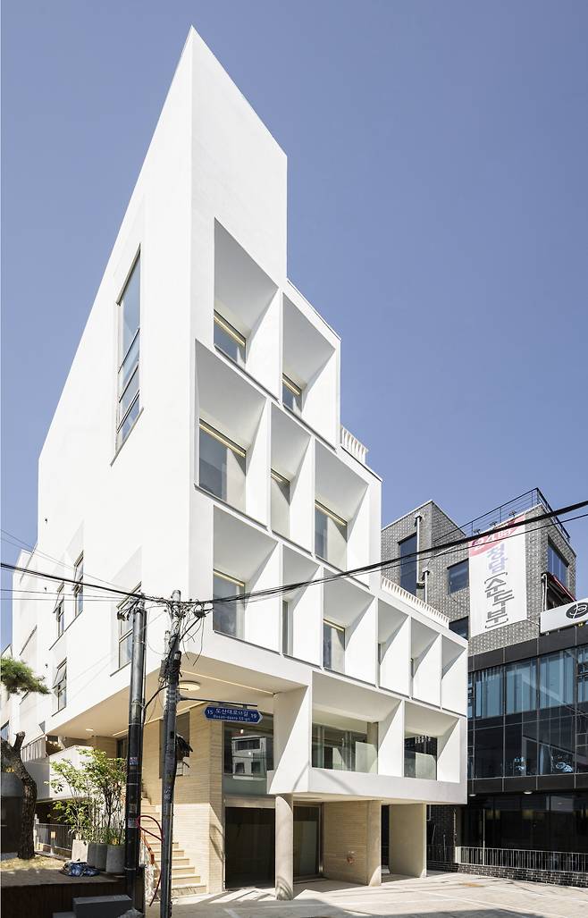 상업용 건물 '도산 알로하' 전경. [모어레스 건축사사무소]