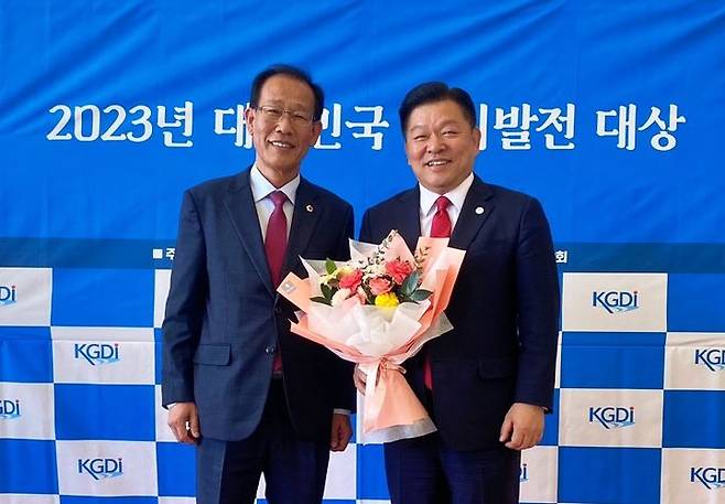 [부산=뉴시스] 부산시의회 행정문화위원회 강철호 의원(오른쪽)은 '2023년 대한민국 자치발전 대상'에서 지방의회 광역부문을 수상했다. (사진=부산시의회 제공) *재판매 및 DB 금지