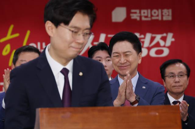 ▲21일 강서구 문화복지센터에서 열린 국민의힘 동행 서약식에서 합당을 선언한 시대전환 조정훈 의원이 발언하고 있다. 오른쪽은 김기현 대표. ⓒ연합뉴스