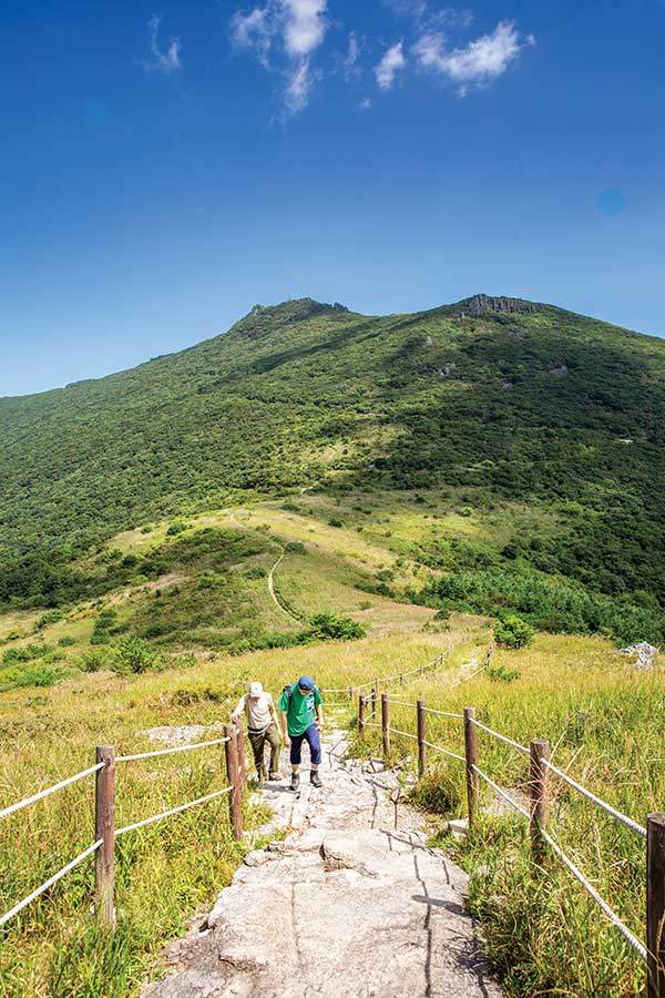중봉으로 가는 길에 돌아본 무등산 정상부.