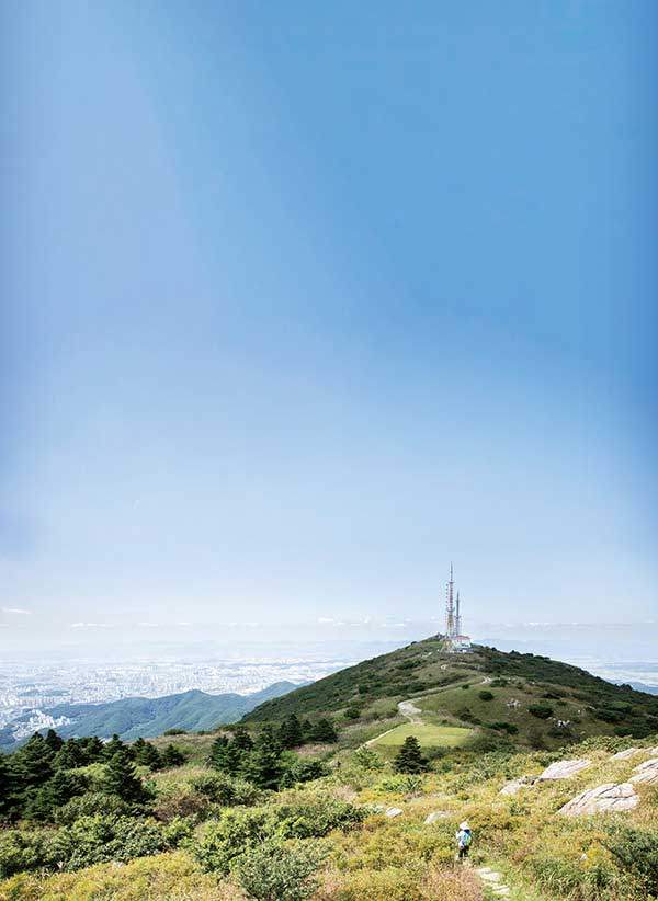 중봉에서 북쪽 원효사 방면으로 뻗은 능선이 부드러운 가운데&nbsp;모 방송사 송신탑이 경관을 훼손하고 있다.