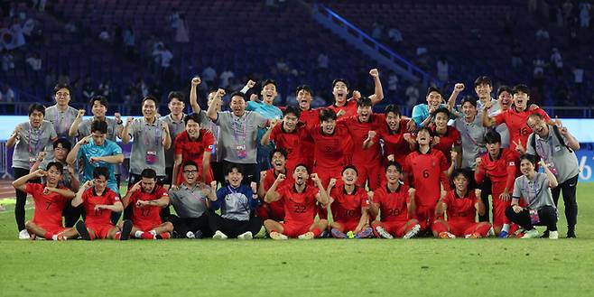 4일 중국 항저우 황룽스포츠센터 스타디움에서 열린 2022 항저우 아시안게임 남자 축구 준결승 한국 대 우즈베키스탄 경기, 우즈벡을 2대1로 꺾고 결승에 진출한 한국 정우영 등 선수들이 기념촬영을 하고 있다. 뉴시스