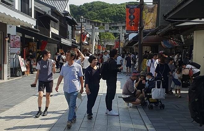 일본 후쿠오카 규슈국립박물관 인근 거리에 고려·조선시대 불교미술을 모은 특별전을 알리는 현수막이 걸려 있다.