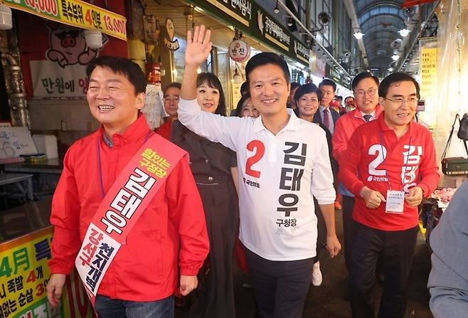 김태우 국민의힘 서울 강서구청장 보궐선거 후보자가 지난 4일 서울 강서구 방신시장을 찾아 선대위 상임고문인 안철수 의원, 태영호 의원 등과 함께 유권자들에게 지지를 호소하고 있다. 연합뉴스