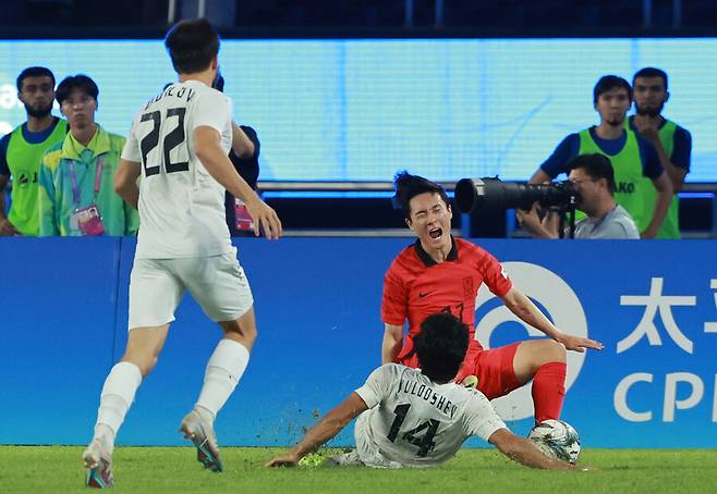 ▲ 우즈베키스탄의 강한 태클에 쓰러진 엄원상. ⓒ연합뉴스