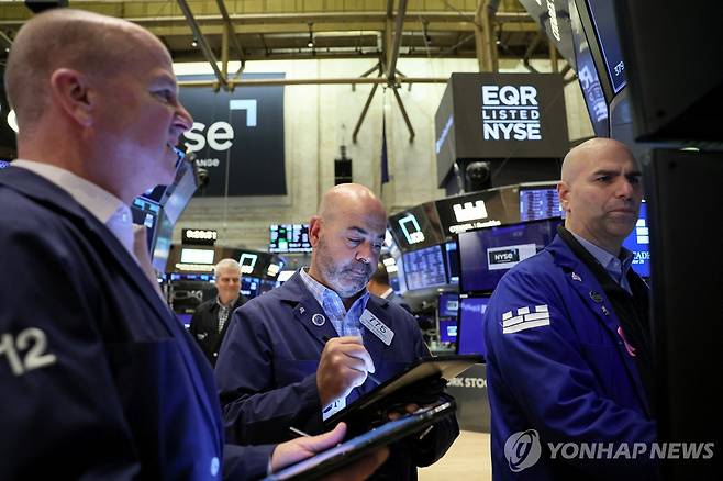 NYSE 입회장에서 일하는 트레이더들의 모습 [연합뉴스 자료사진]