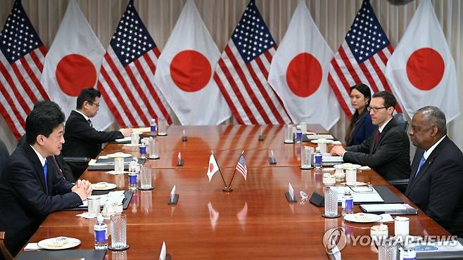 회담하는 오스틴 미국 국방장관(오른쪽)과 기하라 일본 방위상 [워싱턴 AFP=연합뉴스]
