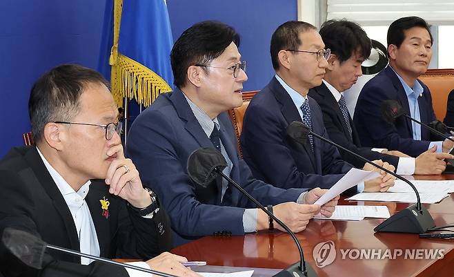 민주당 정책조정회의 (서울=연합뉴스) 한상균 기자 = 더불어민주당 홍익표 원내대표가 5일 국회 당 사무실에서 정책조정회의를 하고 있다. 2023.10.5 xyz@yna.co.kr