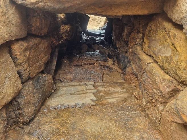 성벽 가운데를 관통하는 배수로 모습  [백제역사문화연구원 제공. 재판매 및 DB 금지]