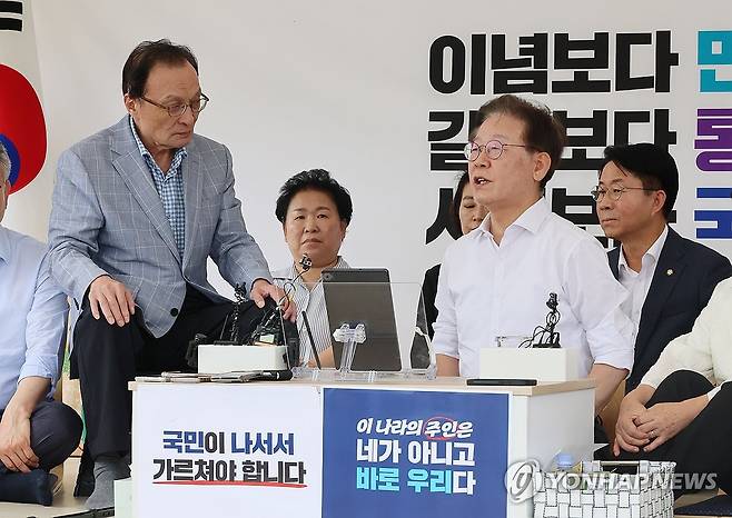 이재명 위로 방문한 이해찬 (서울=연합뉴스) 이정훈 기자 = 더불어민주당 이해찬 상임고문이 4일 오후 국회 본청 앞에서 닷새째 단식을 이어가고 있는 더불어민주당 이재명 대표를 위로 방문하고 있다. 2023.9.4 uwg806@yna.co.kr