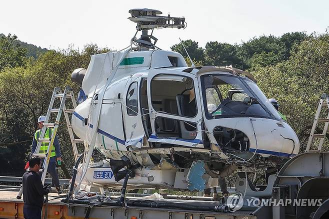 인양된 추락 헬기 (포천=연합뉴스) 임병식 기자 = 5일 오후 경기도 포천시 소흘읍 고모리 저수지에서 국토교통부 항공·철도 사고 조사위원회 관계자들이 추락 사고 헬기를 인양해 차량으로 옮기고 있다. 
    지난 3일 오전 이곳에서 산불 진화 훈련을 위한 담수 테스트를 하던 민간 헬기 1대가 저수지로 추락해 기장 A(67)씨가 숨지는 사고가 발생했다. 2023.10.5 andphotodo@yna.co.kr