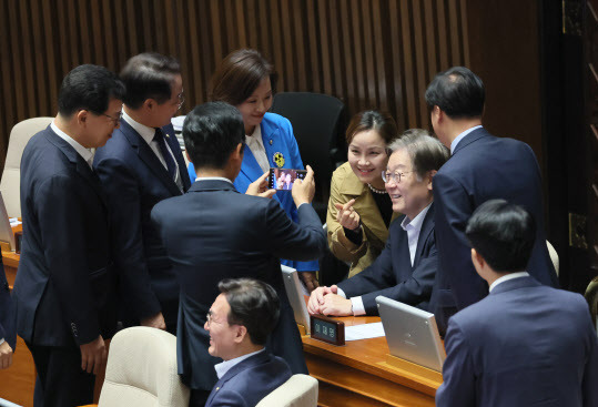 더불어민주당 이재명 대표가 6일 국회에서 열린 본회의에 출석해 의원들과 기념 촬영하고 있다. (사진=연합뉴스)