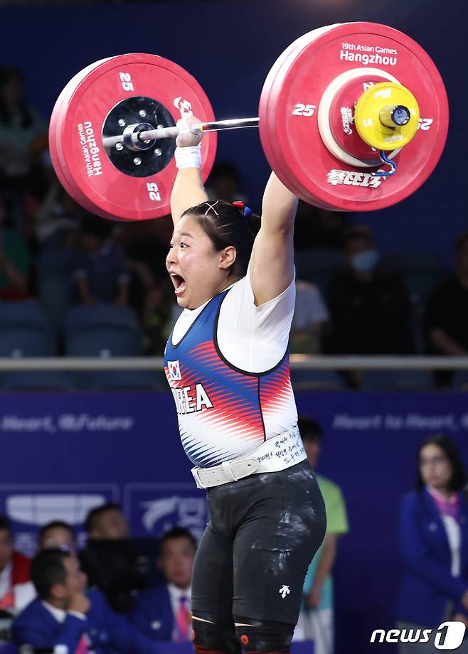 5일 오후 중국 항저우 샤오산 스포츠센터에서 열린 2022 항저우 아시안게임 여자 역도 76kg급 그룹 A 경기에서 대한민국 김수현이 용상 3차 시기 138kg의 바벨을 들어올린 뒤 환호하고 있다. 2023.10.5/뉴스1 ⓒ News1 민경석 기자