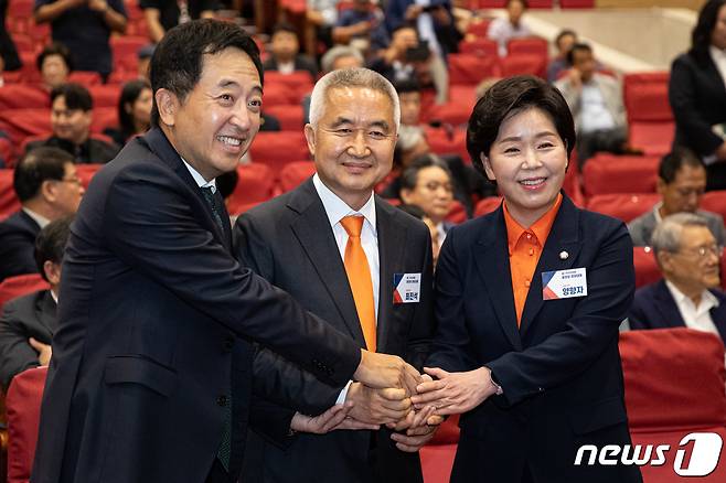 최진석 한국의희망 상임대표(가운데)와 금태섭 전 더불어민주당 의원(왼쪽), 양향자 한국의희망 공동대표가 서울 여의도 국회 의원회관에서 열린 한국의희망 중앙당 창당대회에서 손을 맞잡고 있다. 2023.8.28/뉴스1 ⓒ News1 유승관 기자