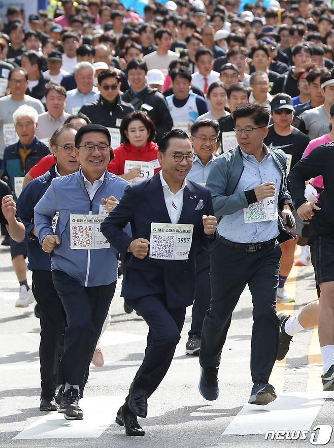 6일 서울 구로구 구로디지털단지에서 열린 제18회 G밸리 스마트 마라톤 대회에서 참가자들이 힘차게 출발하고 있다. 2023.10.6/뉴스1 ⓒ News1 박세연 기자