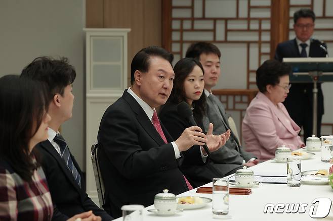 윤석열 대통령이 6일 오후 용산 대통령실에서 열린 교권 보호 4법 개정 계기 유‧초‧중‧고‧특수학교 현장 교원과의 대화에서 모두 발언하고 있다. (대통령실 제공) 2023.10.6/뉴스1 ⓒ News1 안은나 기자