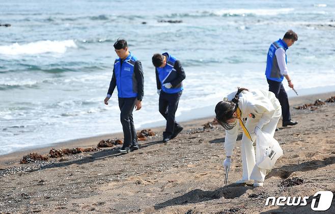 김건희 여사가 6일 오후 제주 서귀포시 광치기해변을 찾아 제주 새마을회 관계자 및 대학생 자원봉사자 등과 반려해변 정화활동을 하고 있다. (대통령실 제공) 2023.10.6/뉴스1 ⓒ News1 안은나 기자