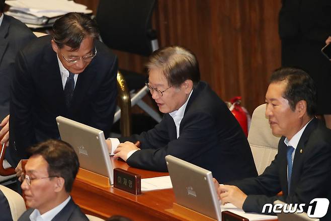 이재명 더불어민주당 대표가 6일 오후 서울 여의도 국회에서 열린 제410회 국회(정기회) 제9차 본회의에 참석해 의원들과 인사를 나누고 있다. 2023.10.6/뉴스1 ⓒ News1 임세영 기자