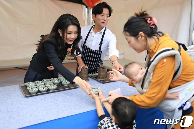 김건희 여사가 6일 오후 제주 서귀포항에서 열린 제4회 서귀포 은갈치 축제 개막식에 참석해 강레오 쉐프와 시민들에게 시식용 은갈치회를 나눠주고 있다. (대통령실 제공) 2023.10.6/뉴스1 ⓒ News1 안은나 기자