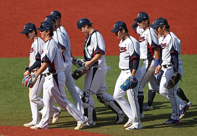 5일 중국 저장성 항저우 인근 사오싱 야구·소프트볼 스포츠센터 제1구장에서 열린 2022 항저우 아시안게임 슈퍼라운드 일본과 대한민국의 경기. 2대0으로 승리한 한국 선수들이 기뻐하고 있다. 사진 | 샤오싱=연합뉴스
