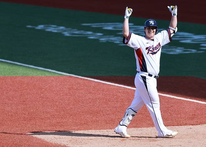 5일 중국 저장성 항저우 인근 사오싱 야구·소프트볼 스포츠센터 제1구장에서 열린 2022 항저우 아시안게임 슈퍼라운드 일본과 대한민국의 경기. 8회말 2사 주자 2루, 대한민국 노시환이 1타점 좌전 안타를 친 뒤 1루에서 세리머니를 하고 있다. 사진 | 샤오싱=연합뉴스