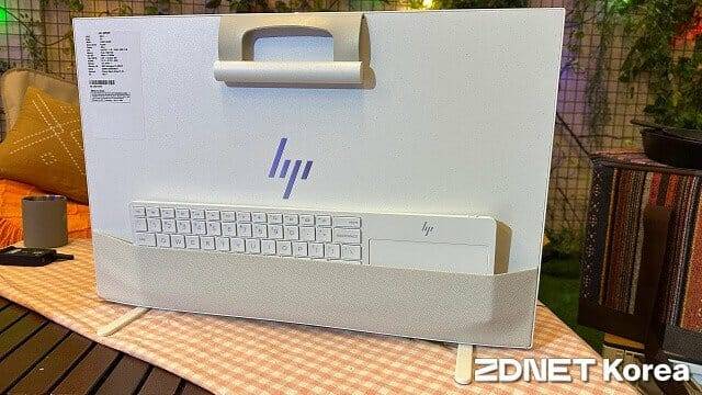 엔비 무브 24 뒷면. 무선 키보드 수납 공간과 이동용 손잡이를 배치했다. (사진=지디넷코리아)