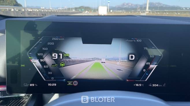 증강현실 모드와 주행보조 실행 그래픽이 새겨진 BMW i5 디지털 클러스터 모습 (사진=조재환 기자)