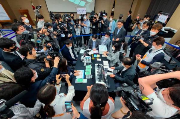 2020년 5월 28일 경기도 과천 중앙선거관리위원회에서 4·15 총선 부정선거 주장에 대한 의혹을 해소하기 위해 선관위 관계자들이 사전투표 및 개표 공개 시연을 하고 있다. /연합뉴스