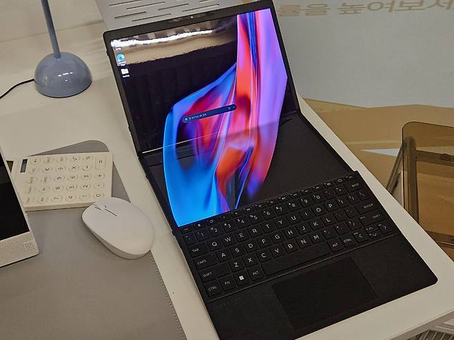 HP는 6일 서울 성동구 '타음애프터타임'에서 기자간담회를 열고 세계 최초 QHD 이동식 일체형 PC 'HP 엔비 무브 24', 폴더블 PC 'HP 스펙터 폴더블'을 비롯한 소비자용 PC 신제품을 선보였다./전병수 기자