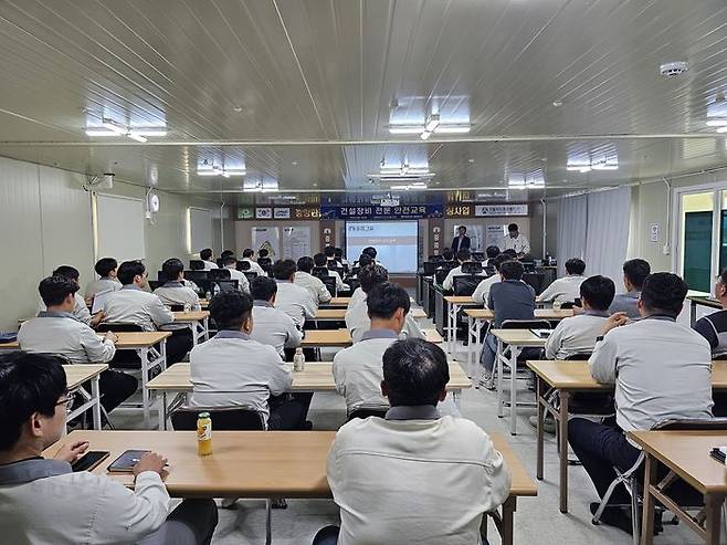 중흥건설·중흥토건은 건설장비 안전사고 예방을 위해 임직원들을 대상으로 지난달 '건설장비 전문화' 안전교육을 실시했다고 6일 밝혔다.ⓒ중흥건설