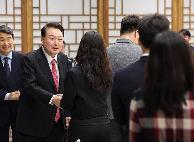윤석열 대통령이 6일 서울 용산 대통령실 청사에서 열린 교권 보호 4법 계기 현장 교원과의 대화에 입장하며 교사들과 인사하고 있다. (대통령실통신사진기자단) 2023.10.06.