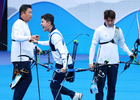 김제덕이 6일 중국 항저우 푸양 인후 스포츠센터에서 열린 2022 항저우 아시안게임 양궁 리커브 남자 단체전 결승, 인도와의 경기에서 10점을 쏘고 환호하고 있다. [항저우=연합뉴스]