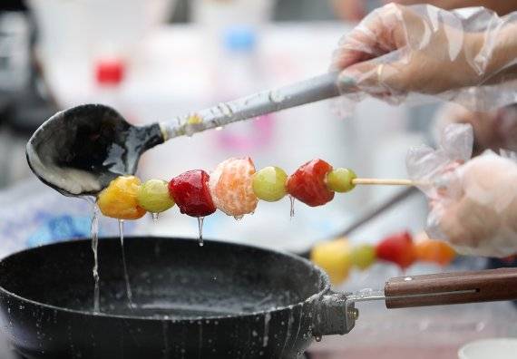 탕후루를 만드는 모습.  연합뉴스