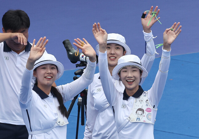 한국 여자양궁대표팀의 임시현(왼쪽부터), 안산, 최미선이 6일 열린 2022 항저우아시안게임 양궁 리커브 여자 단체전에서 1위를 확정한 뒤 관중석을 향해 손을 흔들고 있다. 뒤쪽의 양창훈 감독이 눈물을 훔치고 있다. 항저우/윤운식 선임기자 yws@hani.co.kr