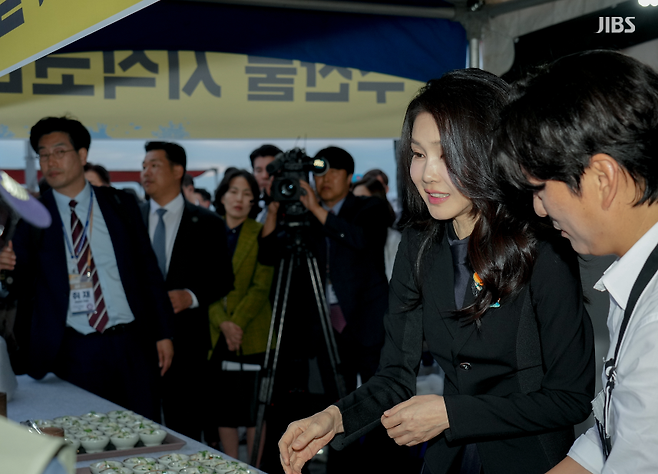 오늘(6일) 서귀포시 은갈치 축제에 참석한 김건희 여사가 수산물 소비를 독려하는 모습 (사진, 대통령실)