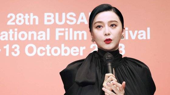 5일 부산국제영화제(BIFF)에 참석한 영화 '녹야' 감독과 주연배우들이 기자회견을 부산 해운대구 KNN시어터에서 가졌다. 영화 '녹야'의 출연 배우 판빙빙이 기자들의 질문에 답하고 있다. 송봉근 기자